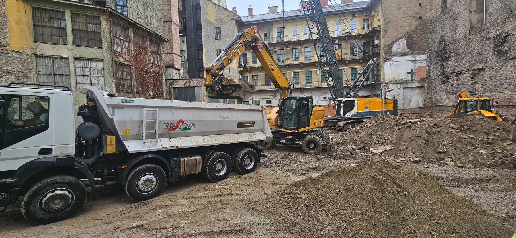 Ömlesztett anyagok fuvarozása – Kavics Kft.